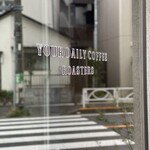 YOUR DAILY COFFEE - お店の窓