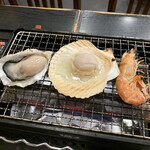 浜焼太郎 - 浜焼き　牡蠣（広島産）¥528、帆立の殻焼き（北海道産）¥638、赤海老 ¥308