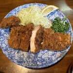 菊乃家 - ロースカツ定食（1番左端にサービスのヒレあり）