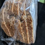くるみの森 - くるみの森さんで買った「胡桃入りライ麦パン」(¥302-税込)　13mmにスライスしてくれました。