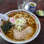 わたりや - いつもの「ラーメン 大盛」(¥750-税込)です。これまで何度となく見てきた景色ですが、何度見ても美しい画(え)ですね。お冷や、熱い緑茶、キャベツの塩揉み。