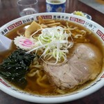 わたりや - 特徴的なのは葱が刻み葱でなく白髪葱なところ。叉焼は結構大きめなんですよ。それから青みは菜っ葉ではなく若布です。そうそう鳴門巻と支那竹も欠かせません。こうしてニッポン人の大好きなラーメンに仕上がってます