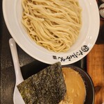 たけろくらーめん - 煮干しつけ麺大盛 大盛無料が嬉しい。かなりの量中太しっかり麺。つけ汁はぬるく麺は冷たい。豚バラチャーシューは柔かい。全体的に良いのにつけ汁の温度が残念。提供時間は改善されたのか割と早かったです。