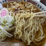 わたりや - 麺は「中太やや低かん水やや縮れ手打ち麺」です。藤岡の「み○ご食堂」さんと、太田の「森○屋支店太田店」さんの中間のような麺で、わたしはこの麺が大好きなんです。