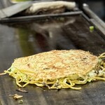 お好み焼き ふじや - 『洋食焼き』とはクレープ生地にいろいろのっけていく重ね焼きですね。広島のお好み焼きほど、蒸し焼きを重視するよりは、いろいろ盛り沢山に焼き上げる重ね焼きかな、、、知らんけど