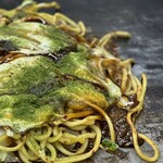 お好み焼き ふじや - このソースとマヨと青のりの化粧具合の秀逸さは芸術級！大きく見せたいので2枚ばりで(^O^)❒’’