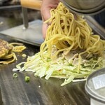 お好み焼き ふじや - しくったーーーー！プリップリのすじ肉を撮るつもりが、出遅れて麺が乗ってしまった (º ﾛ º๑) でも結果オーライ！うまそうなことには変わらない