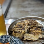 お好み焼き ふじや - 「手羽塩」 (｡º∀º) ۶)))ﾔﾊﾞｯ！マジうまい！エンドレスで食える！      絶妙なやわらかくしっとりとした焼き加減で、最後に皮面をバーナーで炙って脂の旨みを閉じ込めた、あったら絶対頼む！