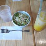 カリカキッチン - レシースランチのサラダとマンゴーラッシー