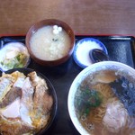 立川熟成寝かせ蕎麦たかや - 単品づつ頼んだので味噌汁　漬物付き