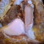 立川熟成寝かせ蕎麦たかや - カツ丼のカツの厚みと半熟卵