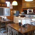 立川熟成寝かせ蕎麦たかや - テーブル席のみの店内