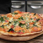 トリワイン ＰＩＫＯＳＨＨＨＵ - 柿とほうれん草のトマトピザ