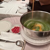 ロウリーズ・ザ・プライムリブ 恵比寿ガーデンプレイス店 - スピニングサラダのスピミング中
