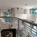 松之助 N.Y. - 白にシルバーのスチール、テーブルは白でイスは黒。オシャレの王道を行くような組み合わせの内装・インテリアでした。