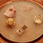 Mondo - もくじ
                        ・甘鯛の昆布締め
                        ・スジアラの煮凝り
                        ・太刀魚の炙り レモン風味
                        ・北海道産白子のフリット
                        ・猪のしゃぶしゃぶ