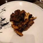 神楽坂芝蘭 - 国産牛とポルチーニ茸の豆鼓炒め