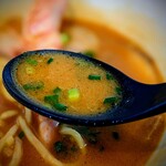 Menya Sama Taiyou - 超濃厚な、香ばしい甲殻類スープ、うまく言えませんが・・・海老殻すべてをぶち込んだ、旨味も雑味も一緒にガツンとくるヤツです。