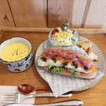 ナナイロcafe - 料理写真:自家製パンのチキンサンド