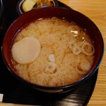 やぶ善 - 出汁が効いたお味噌汁には、葱が放してあります。