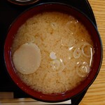 やぶ善 - 熱々の提供が嬉しい、絶品"お味噌汁"。