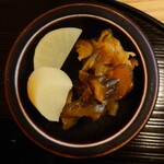 やぶ善 - 箸休めのお漬物は二種類盛り合わせ。