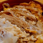 やぶ善 - 食べごたえある適度な厚みの"かつ"は、サクサク感が残っている絶妙な仕上げ。