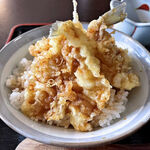 ほの花 - キス天丼にはキスの天ぷらが3枚トッピングされています。
