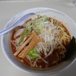 麺房マービン - ◯豚骨醤油ラーメン　3.2
            上には背脂が浮いてて
            野菜の甘味の他にも、味醂なのかな❔
            この甘味は❔、、、砂糖も入っていそう
            
            シッカリと認知出来るくらいの甘味がある