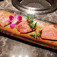 北新地焼肉 きらく - 特選和牛盛り合わせ（イチボ、カイノミ、トモサンカク）