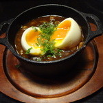 BUGreen - ② 牛すじの赤ワイン煮込み～半熟玉子をのせて～（580円）