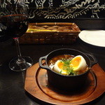 BUGreen - ② 仏産赤ワイン、牛すじの赤ワイン煮込み～半熟玉子をのせて～