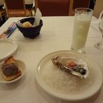 ラ・テンダ・ロッサ - アミューズ（生牡蠣）、右上：クリーム入りのレモンチェロのソーダ割り（2013.11）