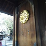 外苑休憩所 - 菊花紋章