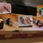 つかさ鮓 - ＜２０１３年１１月＞前と同じネタのもあるので、ちょっと写真を合成♪　雲丹、姫ネギ（芽ねぎ）、穴子、炙りサーモン、赤貝。赤貝は肝がありましたよ～。イワシや平目の・・・写真が無い～(+o+)