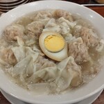 広州市場 - 粗びき肉汁雲呑麺880円税別、食べ応え満点の雲呑が何と12個も入ってる。いつ行ってもこれしか頼んだことない。