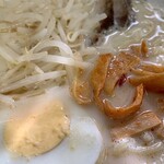 Yasoba Chaya - 博多とんこつスープ。
                      めんまはピリ辛タイプ！