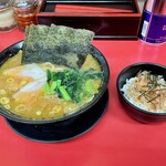 225247375 - 中盛りラーメンとおかかライス