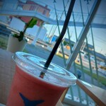 奥松島あんてなしょっぷ まちんど - ドリンク写真:宮城県の銘酒浦霞の酒粕で作った甘酒ベースのスムージーいちご味(ちょっと味は薄かった)バナナは美味しかったとのこと。