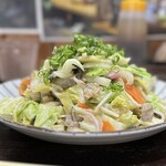 クッキングパパ亭 - たっぷりな野菜にかまぼこ　ちくわ　豚肉　あさり　小エビ入りです。