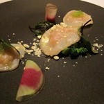 リベルテ・ア・ターブル・ド・タケダ - 帆立と根菜の前菜。帆立の中にラタトゥイユにした根菜が忍ばせてあります