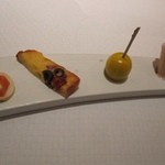 ラール・エ・ラ・マニエール - 右側のパートフィロに包んだもの、トマトキャラメリゼなど