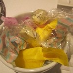 ラール・エ・ラ・マニエール - 感動の、バター。胡麻やら色々仕込んだものをキャンディ状にしたもの