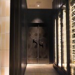 apothéose - 待合室の先に門が