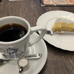 星乃珈琲店 - 料理写真:星乃珈琲のレモンパイ　ドリンク付　830円