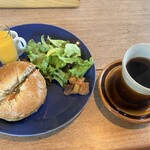 salon - 料理写真:サーモンと4種類のチーズのベーグル　850円