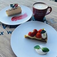 THE THEATRE TABLE - スフレチーズケーキ・いちごタルト