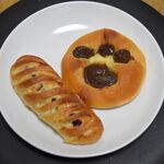 猫に小パン - 料理写真:ホワイトチョコクランベリー230円、チョコクリームパン(220円)
