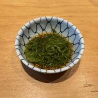 鮨トキドキ串 海老虎 - めかぶポン酢