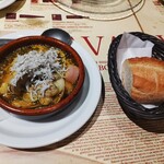 Bar Espanol LA BODEGA - 旬のシラスとアサリ、糸島産根菜のアヒージョ